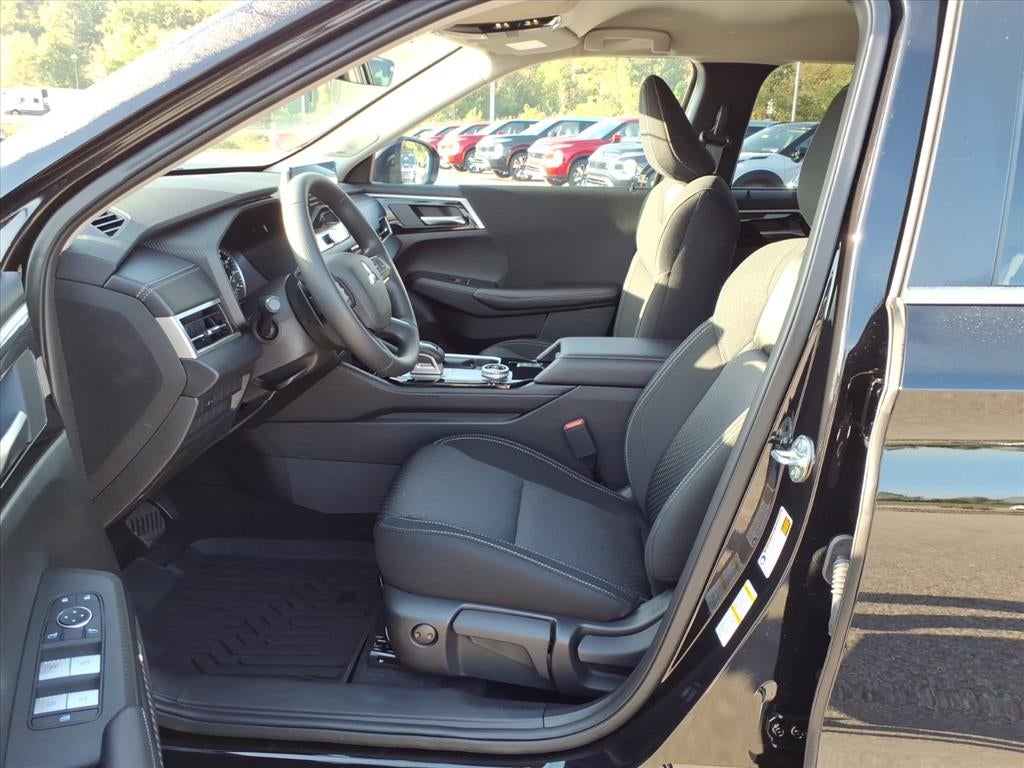 2025 Mitsubishi Outlander ES