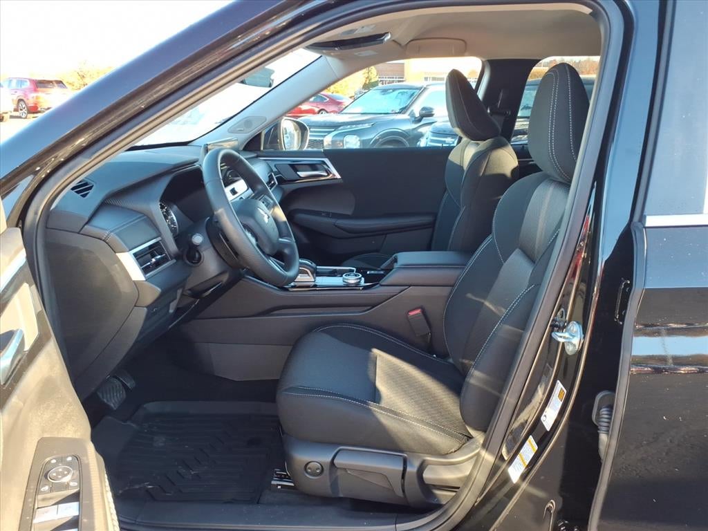 2025 Mitsubishi Outlander ES