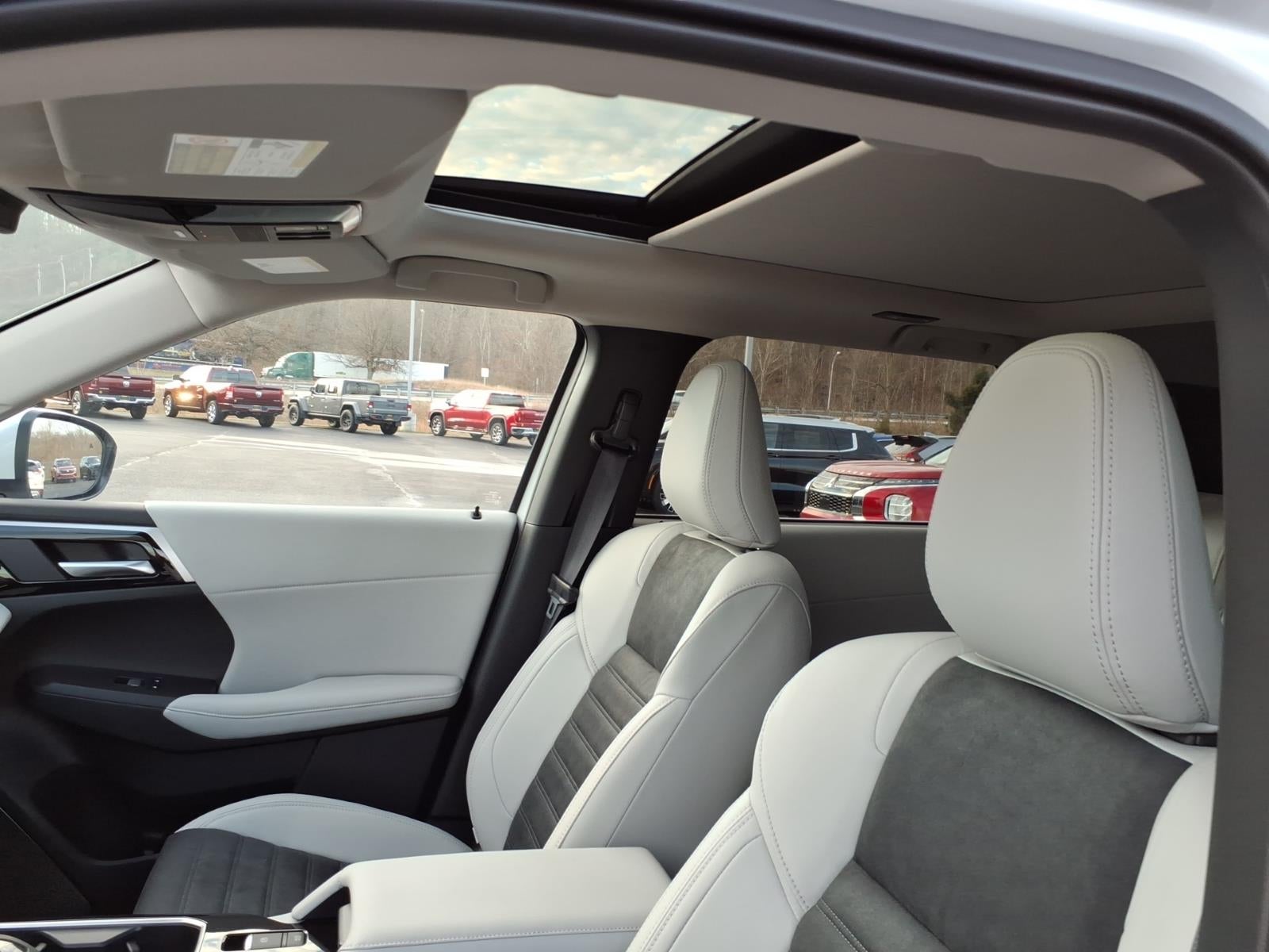 2026 Mitsubishi Outlander Base