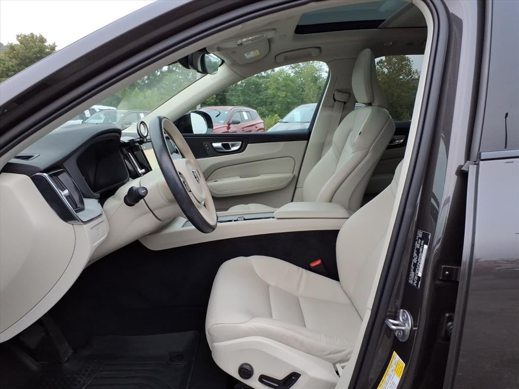2024 Volvo XC60 Plus Dark Theme