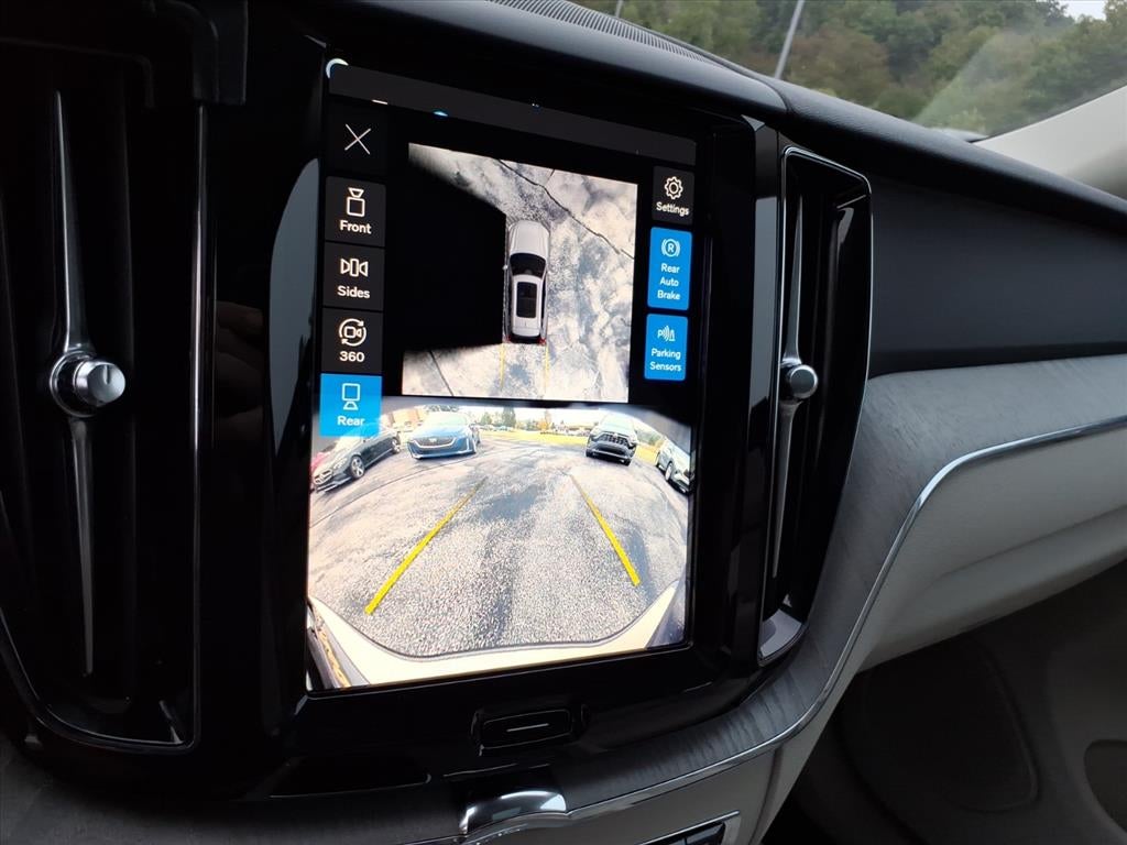 2024 Volvo XC60 Plus Dark Theme